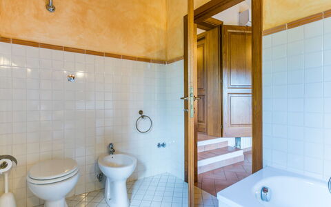 Tegliaia: Luminaire Plomberie, Baignoire, Propriété, Salle De Bains, Bâtiment, Robinet, Évier, Design Intérieur, Bois, Sol