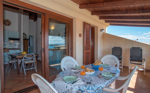 Giuly: Table, Meubles, Propriété, Chaise, Bleu Azur, Bois, Design Intérieur, Bâtiment, Éclairage, Sol