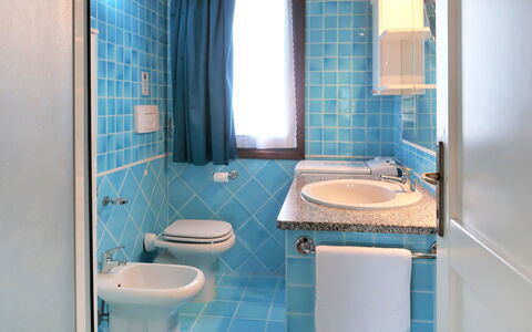 Giuly: Robinet, Luminaire Plomberie, Évier, Propriété, Lavabo, Miroir, Violet, Salle De Bains, Bleu Azur, Design Intérieur
