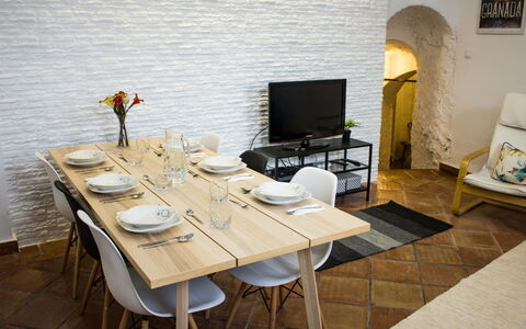 Cueva de Lindaraja: Pièce, Propriété, Meubles, Table, Design Intérieur, Jaune, Salle À Manger, Sol, Maison, Bâtiment