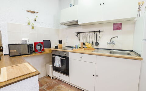 Cueva de Lindaraja: Propriété, Pièce, Cuisine, Meubles, Jaune, Cabinetry, Design Intérieur, Comptoir, Bâtiment, Maison
