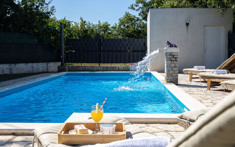 Labin: L'Eau, Propriété, Ciel, Piscine, Plante, Bleu Azur, Mobilier De Jardin, Arbre, Rectangle, Bâtiment