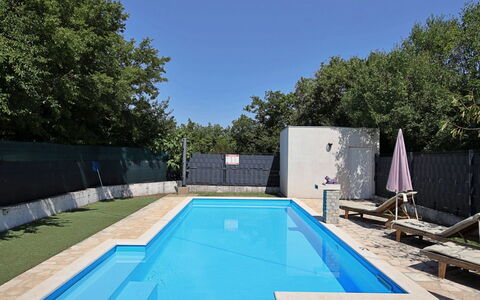 Labin: Propriété, Ciel, Piscine, Bâtiment, Plante, Bleu Azur, L'Eau, Ombre, Arbre, Herbe