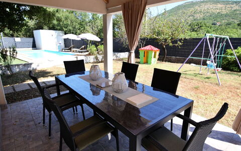 Labin: Table, Plante, Propriété, Meubles, Bâtiment, Chaise, Ombre, Arbre, Design Intérieur, Bois
