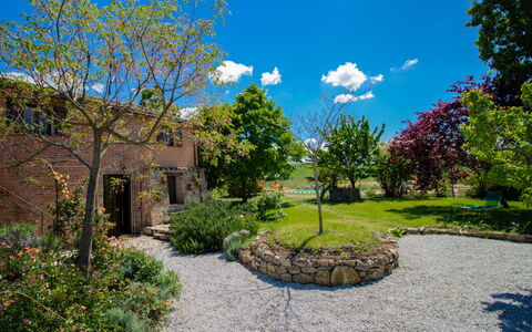 Le Nuvole: Propriété, Biens, Domicile, Immobilier, Maison, Ciel, Paysage Naturel, Arbre, Jardin, Bâtiment