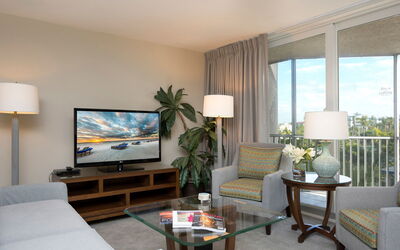 Gullwing Beach Resort 150.3: Pièce, Salon, Meubles, Design Intérieur, Propriété, Bâtiment, Suite, Plafond, Maison, Table Basse