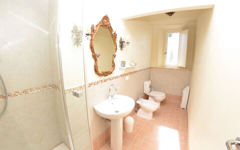 Collina Lagomare: Propriété, Salle De Bains, Pièce, Design Intérieur, Mur, Maison, Luminaire Plomberie, Toilette, Architecture, Immobilier