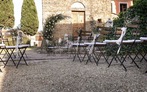 Antico Borgo San Lorenzo - Weddings And Events: Plante, Meubles, Table, Fenêtre, Tableau De Plein Air, Bâtiment, Mobilier De Jardin, Chaise, Herbe, Extérieur Banc