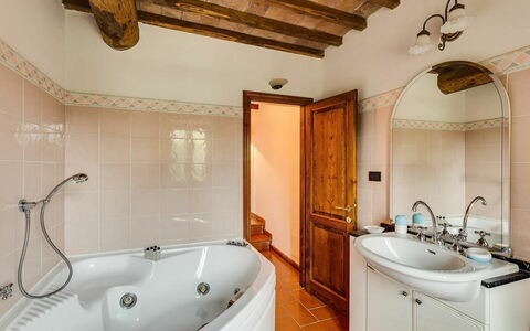 Antico Borgo San Lorenzo - Weddings And Events: Marron, Baignoire, Miroir, Robinet, Luminaire Plomberie, Armoire De Toilette, Propriété, Évier, Cabinetry, Salle De Bains