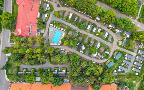Sunset Terrace: Design Urbain, Vue Du Ciel, Piscine, Recours, Aménagement Paysager, Photographie Aérienne, Ville Resort, Parking, Terrain De Stationnement, Hôtel