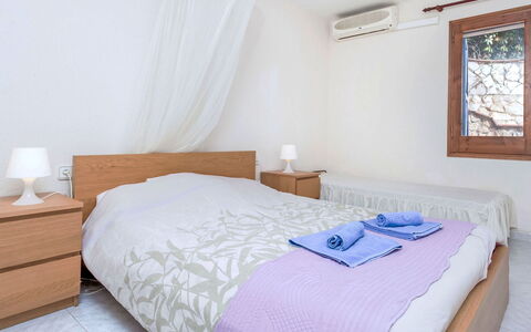 La Teulada: Lit, Chambre, Meubles, Design Intérieur, Sol, Bois, Sol, Drap De Lit, Literie, Linge