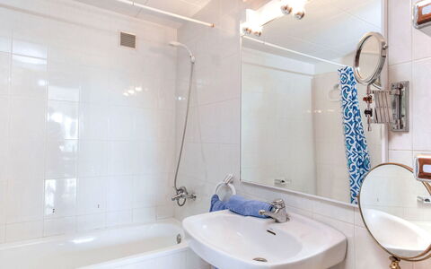 La Teulada: Salle De Bains, Luminaire Plomberie, Lavabo, Évier, Sol, Design Intérieur, Robinet, Baignoire, Plomberie, Sol