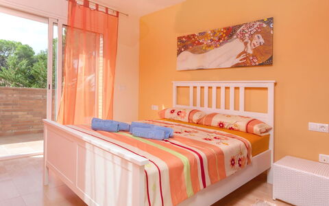 Buda: Chambre, Lit, Meubles, Pièce, Drap De Lit, Matelas, Propriété, Orange, Cadre De Lit, Literie