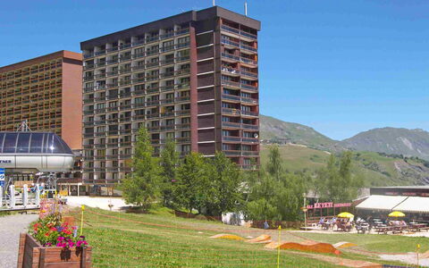 Le Corbier 210: Plante, Ciel, Bâtiment, Fenêtre, Skyscraper, Pot De Fleur, Maison, Arbre, Condominium, Design Urbain