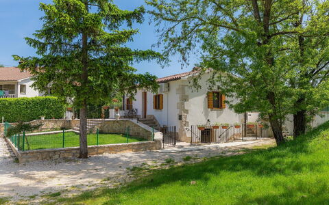 Susanne: Plante, Ciel, Bâtiment, Fenêtre, Arbre, Lot Terre, Maison, Paysage Naturel, Chalet, Herbe