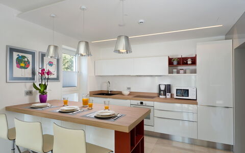 Vlastelini Ii: Cabinetry, Meubles, Propriété, Comptoir, Cuisine, Cuisinière, Table, Design Intérieur, Sol, Sol