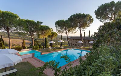 Fattoria Della Pesa: L'Eau, Plante, Ciel, Propriété, Bâtiment, Piscine, Arbre, Ombre, Arecales, Végétation