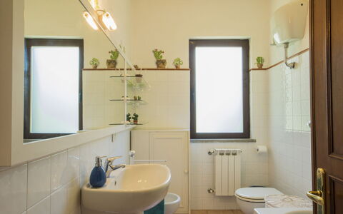 Von Salis: Miroir, Robinet, Luminaire Plomberie, Évier, Lavabo, Propriété, Salle De Bains, Bâtiment, Violet