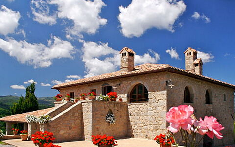Podere dei Venti: Ciel, Nuage, Bâtiment, Maison, Fleur, Architecture, Zone Rurale, Été, Plante, Tourisme