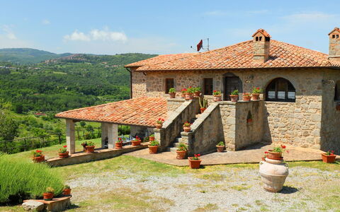 Podere dei Venti: Ciel, Plante, Nuage, Propriété, Bâtiment, Fenêtre, Maison, Lot Terre, Arbre, Paysage Naturel