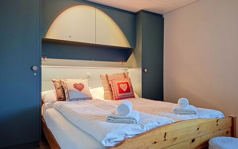 Chalet Hobelbank: Lit, Chambre, Meubles, Design Intérieur, Literie, Drap De Lit, Sol, Sol, Bois, Pièce