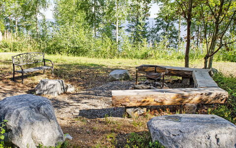 Pielislinna Loma-Koli: Meubles, Chaise, Mobilier De Jardin, Table, Bois, Tableau De Plein Air, Table Cuisine Et Salle A Manger, Ombre, Jardin, Parapluie