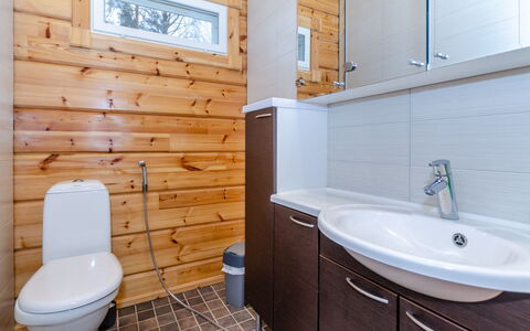 Kolin Mesikämmen: Luminaire Plomberie, Salle De Bains, Lavabo, Sol, Bois, Évier, Sol, Toilette, Robinet, Armoire De Toilette