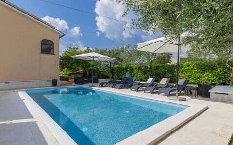 Mir: L'Eau, Plante, Propriété, Nuage, Ciel, Piscine, Bâtiment, Bleu Azur, Ombre, Design Intérieur