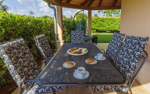 Mir: Propriété, Meubles, Table, Plante, Mobilier De Jardin, Design Intérieur, Ciel, Ombre, Nuage, Rectangle