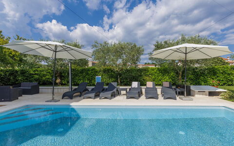 Mir: L'Eau, Nuage, Ciel, Plante, Meubles, Piscine, Bleu Azur, Parapluie, Chaise, Mobilier De Jardin