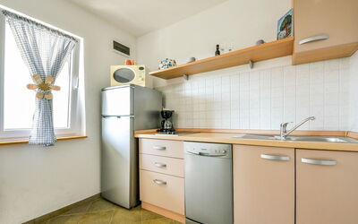 Adria 204.2: Cabinetry, Bâtiment, Propriété, Comptoir, Evier, Évier, Cuisine, Design Intérieur, Bois, Tiroir