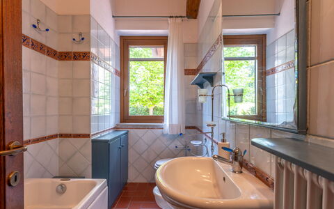 Manciano 840: Robinet, Luminaire Plomberie, Évier, Propriété, Lavabo, Fenêtre, Bâtiment, Bois, Salle De Bains, Violet