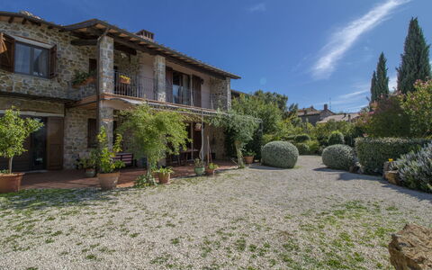 Manciano 840: Plante, Ciel, Nuage, Bâtiment, Communauté Des Plantes, Fenêtre, Arbre, Maison, Lot Terre, Herbe