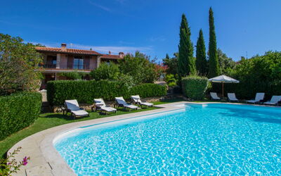 Manciano 840: L'Eau, Plante, Ciel, Bâtiment, Piscine, Bleu Azur, Arbre, Plan D'Eau, Loisir, Paysage