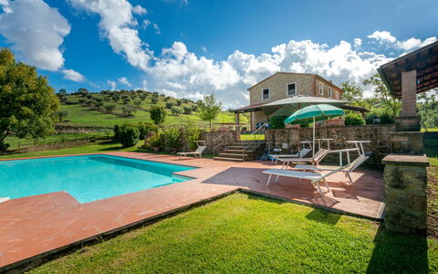 Poggio Campana: Nuage, Ciel, L'Eau, Plante, Propriété, Piscine, Arbre, Bâtiment, Paysage Naturel, Ombre