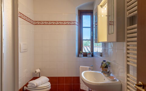 Poggio Cuccule: Robinet, Luminaire Plomberie, Évier, Propriété, Lavabo, Salle De Bains, Bleu, Violet, Design Intérieur, Architecture