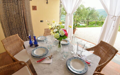 Batticapo di Ilaria: Pièce, Propriété, Design Intérieur, Table, Meubles, Rideau, Maison, Immobilier, Salle À Manger, Bâtiment