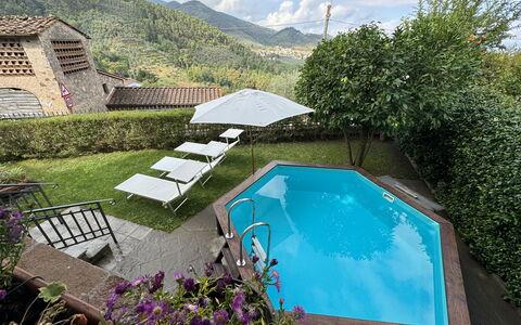 Casa Max: L'Eau, Plante, Nuage, Propriété, Ciel, Piscine, Bâtiment, Chaise, Mobilier De Jardin, Montagne