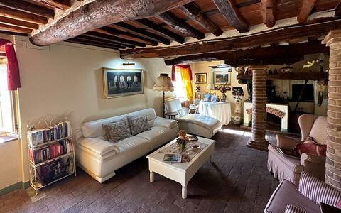 Borgo Bucatra Buonvento: Canapé, Meubles, Table, Cadre, Éclairage, Design Intérieur, Salon, Bois, Sol, Canapé-Lit