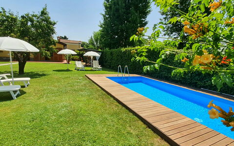 La Capannella: Plante, Ombre, Arbre, Ciel, Piscine, Bâtiment, Mobilier De Jardin, L'Eau, Immobilier, Sol