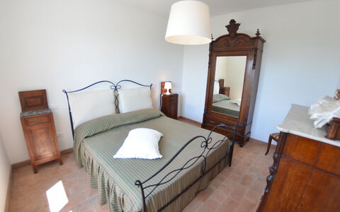 Podere San Martino: Chambre, Meubles, Pièce, Lit, Propriété, Cadre De Lit, Drap De Lit, Design Intérieur, Literie, Sol