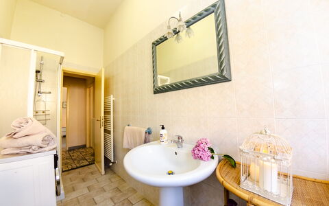 Villa Elisa: Salle De Bains, Pièce, Propriété, Design Intérieur, Immobilier, Bâtiment, Maison, Évier, Meubles, Luminaire Plomberie