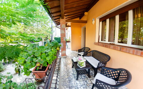 Villa Elisa: Propriété, Bâtiment, Immobilier, Pièce, Porche, Maison, Patio, Chalet, Balcon, Villa