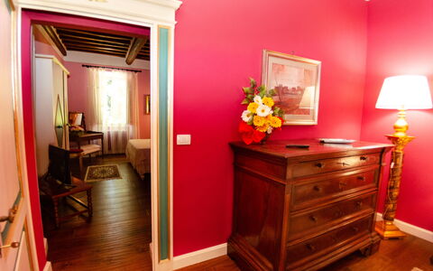 Villa Il Borghetto: Pièce, Meubles, Propriété, Rouge, Design Intérieur, Maison, Bâtiment, Sol, Rose, Commode