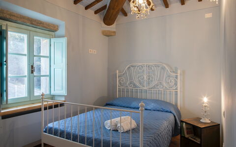 Villa Mezzavia: Chambre, Lit, Pièce, Meubles, Propriété, Cadre De Lit, Plafond, Drap De Lit, Sol, Mur