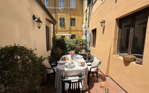 Casina Bella Di Lucca: Meubles, Porte, Pot De Fleur, Plante D'Appartement, Chaise, Tableau De Plein Air, Mobilier De Jardin, Balcon, Table Cuisine Et Salle A Manger, Cour