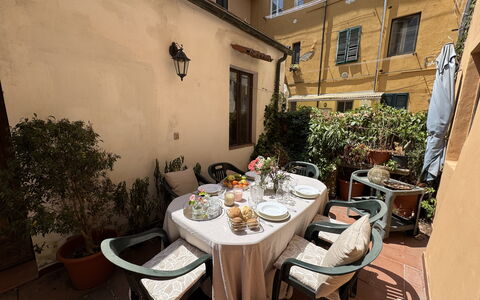 Casina Bella Di Lucca: Meubles, Table, Chaise, Pot De Fleur, Table Cuisine Et Salle A Manger, Tableau De Plein Air, Plante D'Appartement, Mobilier De Jardin, Table Basse, Salle À Manger