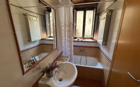 Casina Bella Di Lucca: Lavabo, Luminaire Plomberie, Évier, Salle De Bains, Sol, Sol, Robinet, Design Intérieur, Plomberie, Miroir