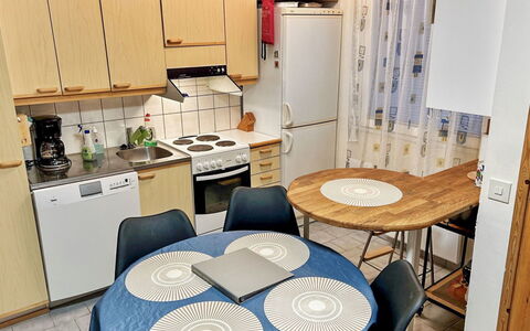 Ruka-Ihtinki 4 a 3: Meubles, Sol, Bois, Sol, Design Intérieur, Cuisine, Principaux Appliance, Appareil De Cuisine, Pièce, Éclairage