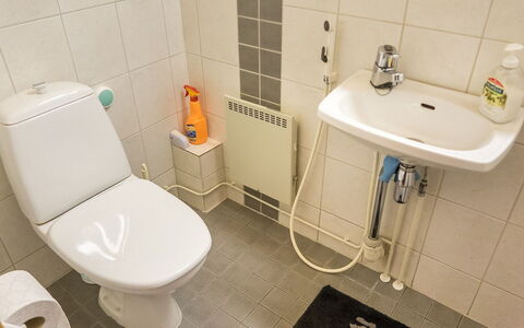 Ruka-Ihtinki 4 a 3: Siège De Toilette, Salle De Bains, Luminaire Plomberie, Toilette, Lavabo, Évier, Sol, Sol, Robinet, Plomberie